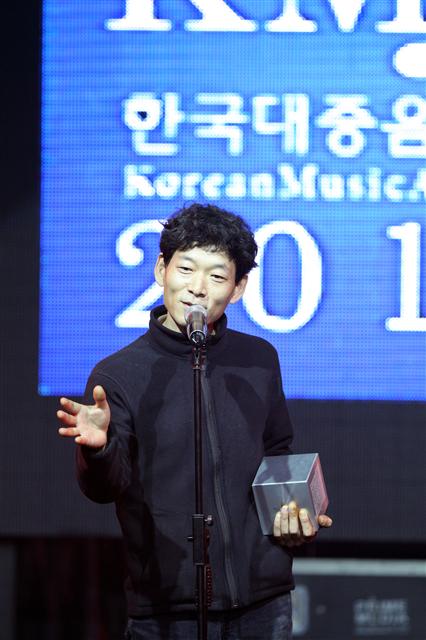 포크 싱어송라이터 윤영배가 지난달 28일 서울 마포구 서교동 예스24무브홀에서 열린 제11회 한국대중음악상 시상식에서 ‘올해의 음반’ 상을 받고 수상 소감을 얘기하고 있다. 한국대중음악상 제공