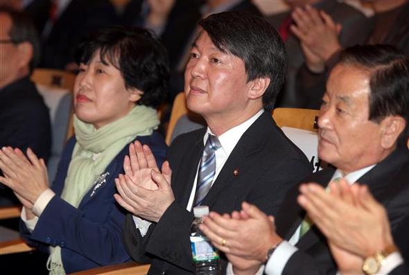 안철수 새정치연합 중앙운영위원장이 4일 오후 전북 전주시 한국전통문화의전당에서 열린 신당 창당 설명회에서 박수를 치고 있다. 오른쪽은 강봉균 전 재정경제부 장관, 왼쪽은 조배숙 전 민주당 의원. 전주/연합뉴스