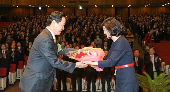 경기도지사 출마를 선언한 김상곤 경기도교육감이 4일 오후 경기 수원 장안구 도교육청 강당에서 열린 이임식에서 직원으로부터 꽃다발을 받고 있다. 수원/김정효 기자 hyopd@hani.co.kr