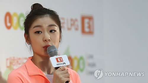 <b>인터뷰하는 김연아</b> 김연아가 4일 오전 서울 영등포구 타임스퀘어 아트리움센터에서 열린 자신의 귀국 환영회에 참석해 인터뷰를 하고 있다. 연합뉴스