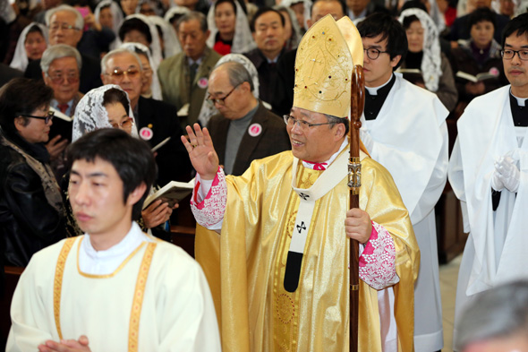 지난달 22일 공식 서임된 염수정 추기경이 4일 오후 서임 감사 미사가 열린 서울 중구 명동성당 본당으로 들어서며 신자들에게 손을 흔들어 인사하고 있다. 김태형 기자 xogud555@hani.co.kr