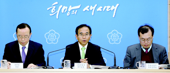 김낙회 기획재정부 세제실장(가운데)이 5일 오전 세종시 정부세종청사 제1공용브리핑룸에서 주택임대차 선진화 방안 보완대책 브리핑을 하고 있다. 왼쪽은 이전환 국세청 차장, 오른쪽은 김재정 국토교통부 주택정책관. 세종/연합뉴스