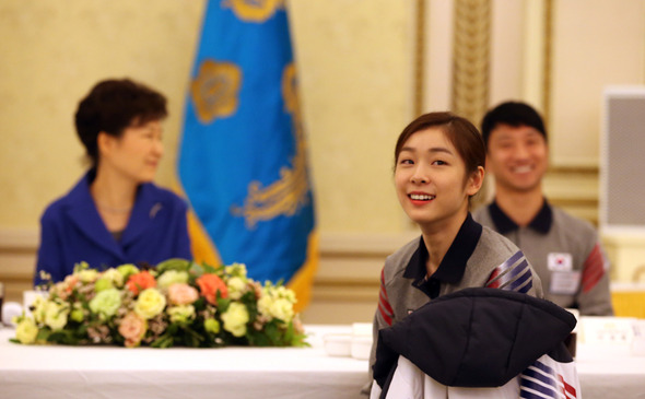 5일 청와대 영빈관에서 열린 소치 동계올림픽 선수단 초청 오찬에서 박근혜 대통령과 김연아, 이규혁 등이 소치 올림픽의 영광과 감동이 담긴 동영상을 보며 웃고 있다. 2014.3.5. 연합뉴스