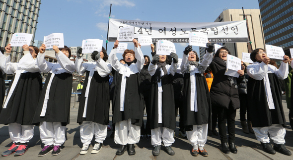 ‘3·8 세계 여성의 날’을 앞두고 전국여성노동조합·한국여성노동자회 회원들이 6일 오전 서울 광화문광장에서 한복을 입고 기자회견을 열어 저임금 등 열악한 노동환경의 시간제 일자리 퇴출 등을 요구하며 ‘여성 노동 독립선언’을 외치고 있다. 김정효 기자 hyopd@hani.co.kr