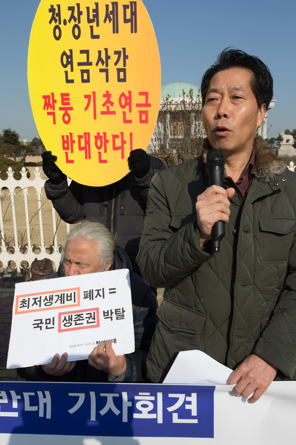 정용건 국민연금바로세우기국민행동 집행위원장이 6일 오전 서울 여의도 국회 앞에서 열린 ‘기초연금법, 국민기초생활보장법, 장애인연금법 개악 반대 기자회견’에서 정부와 새누리당을 비판하는 발언을 하고 있다. 김성광 기자 flysg2@hani.co.kr