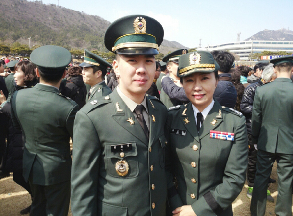 국방대학교 홍보과장인 이서인(52·오른쪽) 중령과 이번 학군사관후보생(ROTC) 52기로 임관한 이 중령의 아들 유정우(22·왼쪽) 소위