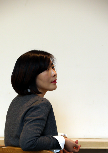 첫 장편 <내 이름은 술래>를 낸 김선재는 “주변에 있지만 잘 보이지 않는 것들, 가까이 있지만 숨어 있어서 없다고 생각하는 존재들에 대해 쓰고 싶었다”고 말했다. 신소영 기자 viator@hani.co.kr