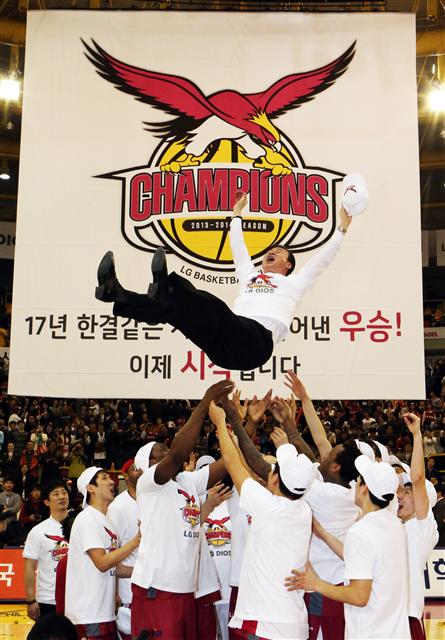 엘지(LG) 선수들이 9일 경남 창원체육관에서 창단 첫 정규리그 우승을 일군 뒤 김진 감독을 헹가래치고 있다. 창원/연합뉴스