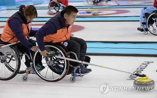 노르웨이와의 리그전 첫경기를 하루 앞둔 한국 휠체어컬링대표팀이 7일(현지시간) 러시아 소치 해안클러스터의 아이스큐브 컬링센터에서 마지막 훈련을 하고 있다. 2014.03.08.소치/사진공동취재단