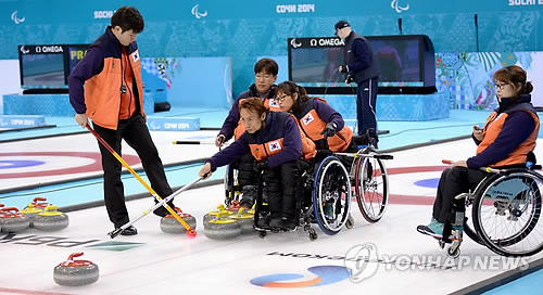 노르웨이와의 리그전 첫경기를 하루 앞둔 한국 휠체어컬링대표팀이 7일(현지시간) 러시아 소치 해안클러스터의 아이스큐브 컬링센터에서 마지막 훈련을 하고 있다. 2014.3.7 소치/사진공동취재단