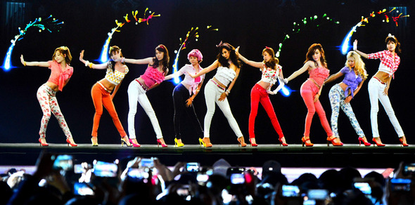 2013년 1월 5일 전 세계로 온라인 생중계된 ‘소녀시대 V 콘서트’에서 소녀시대가 무대에 오른 모습.
김동욱기자/ 전자신문(2014년 제50회 한국보도사진전 가작 '3차원 홀로그램 가상 소녀시대 V콘서트') 2013년 1월 5일 전 세계로 온라인 생중계된 ‘소녀시대 V 콘서트’에서 소녀시대가 무대에 오른 모습.
김동욱기자/ 전자신문(2014년 제50회 한국보도사진전 가작 '3차원 홀로그램 가상 소녀시대 V콘서트')