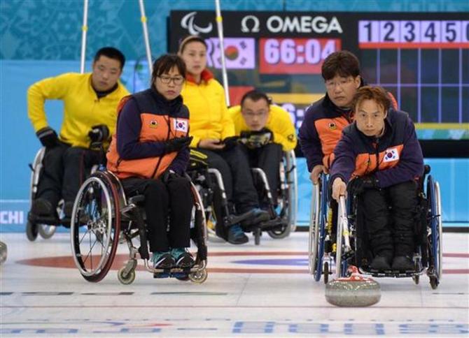 한국 휠체어컬링 대표팀의 김명진(오른쪽)이 10일(현지시각) 러시아 소치에서 열린 장애인올림픽 중국과의 예선에서 스톤을 밀고 있다. 휠체어컬링은 남녀 혼성팀으로 구성된다. 
소치/사진공동취재단