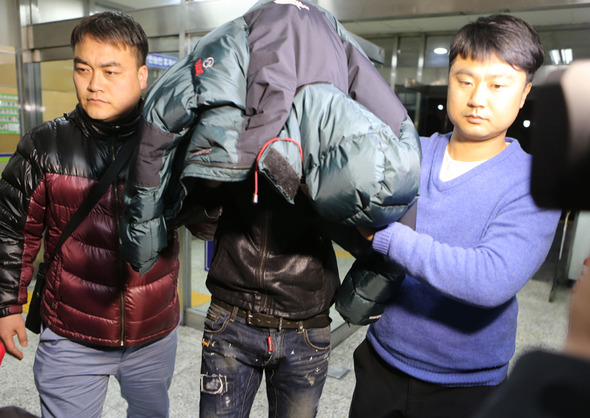 지난 10일 오전 경부고속도로 부산요금소에서 발생한 현금수송차량 절도 사건의 유력한 용의자가 범행 하루 만에 검거돼 11일 오전 부산 금정경찰서로 압송되고 있다. 2014.3.11 / 부산=연합뉴스
