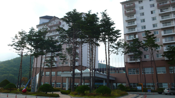 인구 5만명의 강원도 태백시에 들어선 오투리조트. 오투리조트에 150억원의 자금을 부당 지원하도록 결정한 강원랜드 이사회 관련자들의 해임과 손해배상 청구를 감사원이 관할 부처에 요구했다. 최현준 기자 <A href="mailto:haojune@hani.co.kr">haojune@hani.co.kr</A>