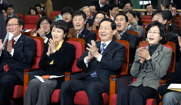 김상곤 전 경기도 교육감(앞줄 가운데)이 12일 오후 국회에서 경기도지사 출마 선언 기자회견을 시작하기에 앞서 참석자들과 함께 손뼉을 치고 있다. 김 전 교육감은 출마 선언에서 “5년간 교육감으로 경기교육을 바꿨듯 경기도를 바꾸겠다”고 말했다. 왼쪽은 이언주 의원, 오른쪽은 김상희 의원. 김경호 기자 jijae@hani.co.kr