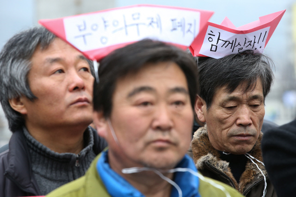 빈곤사회연대와 장애인공동행동 등 시민사회단체 회원들이 12일 오전 서울 광화문 이순신 동상 앞에서 ‘분홍 종이배 접기’ 행동 선포 기자회견을 열고 빈곤문제 해결을 촉구하고 있다. 분홍 종이배 접기는 지난달 26일 스스로 목숨을 끊은 ‘송파 세 모녀’ 등 가난으로 죽어간 이들을 추모하고 희망으로 빈곤과 절망의 악순환을 끊자는 의미를 담고 있다. 김봉규 선임기자 bong9@hani.co.kr