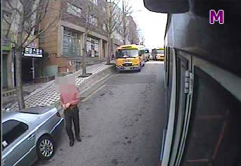 부산 부산진경찰서는 지난 1월 7일 발생한 ‘부산 고부 피살 사건’의 피의자를 검거했다고 12일 밝혔다. 사진은 사건 당일 고부가 살해된 직후 피의자가 자신의 차량으로 돌아가는 것이 버스 블랙박스에 포착된 화면. 부산진경찰서 제공
