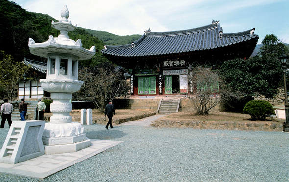 지리산 천은사는 지방도로로 차를 타고 가다 도로 중간에서 문화재 관람료를 내야 했다. 천은사 경내 모습. 
 연합뉴스