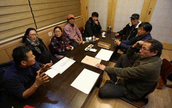 두물머리 생태학습장 추진협의회가 삐걱대자 정부의 4대강 사업에 3년 넘게 맞섰던 경기도 양평 두물머리 유기농민들과 시민단체 회원들이 지난 12일 양수리의 한 음식점에서 만나 대책을 협의하고 있다.