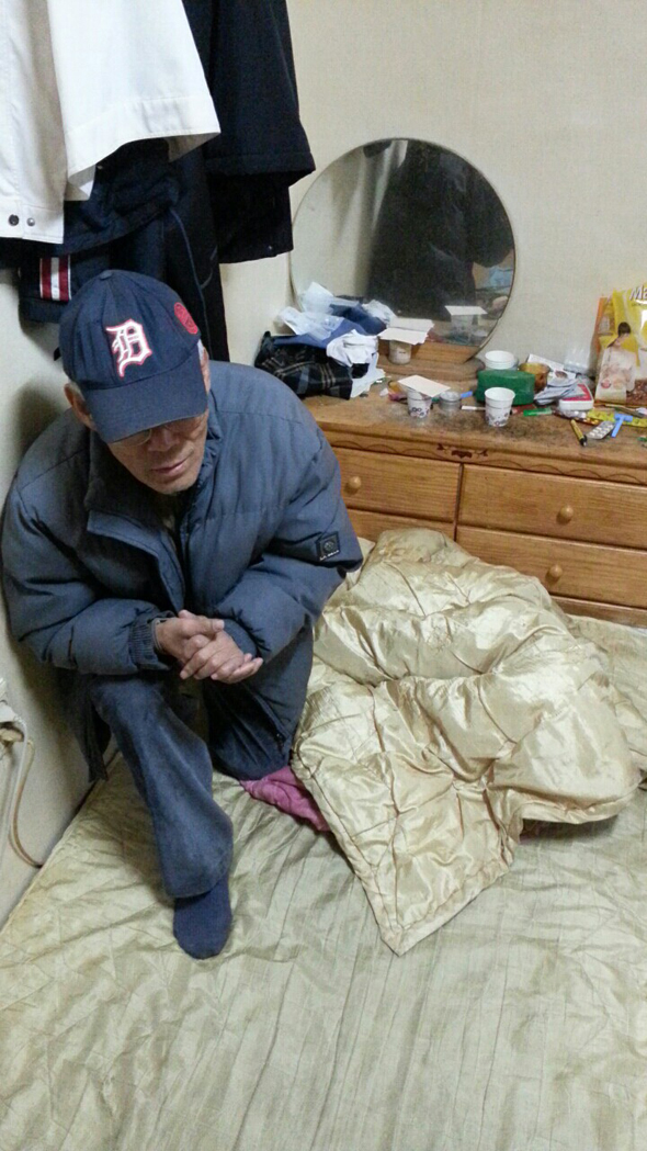 이영동(가명·65)씨는 서울 도심의 23㎡(7평)가량 지하방에서 고등학생인 손자와 둘이 살고 있다. 왼쪽 다리가 불편한 이씨는 이 자세로밖에 앉지 못한다. 아들은 2년 전 타이로 일하러 간다는 마지막 소식을 전하고 연락이 끊겼다.
