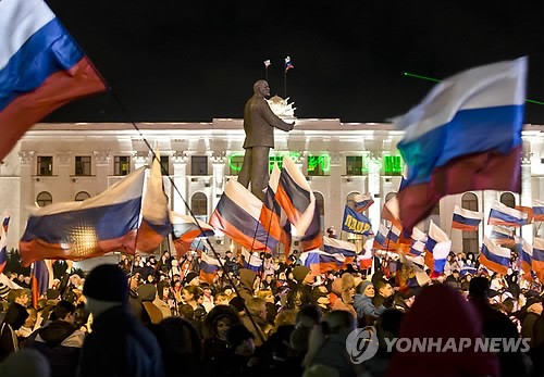 크림투표서 러시아 귀속 압도적 지지크림 자치공화국의 러시아 귀속 찬반여부를 묻는 주민투표가 치러진 16일(현지시간) 중간개표 결과가 발표되자 시민들이 우크라이나 심페로폴의 레닌광장에 모여 환호하고 있다.(연합뉴스)