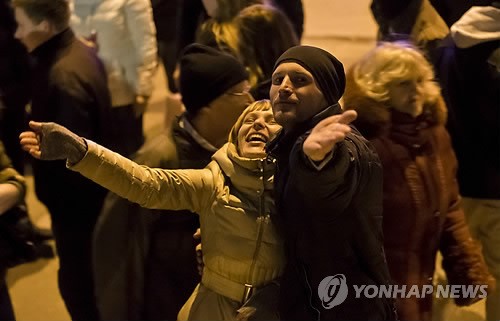 이제 우린 러시아인" 16일(현지시간) 실시된 우크라이나 크림자치공화국의 러시아 귀속 주민투표에서 95.5%가 찬성했다는 잠정 결과가 나온 가운데 친(親) 러시아 주민들이 크림자치공화국 심페로폴의 레닌광장에 모여 기뻐하고 있다.(연합뉴스)