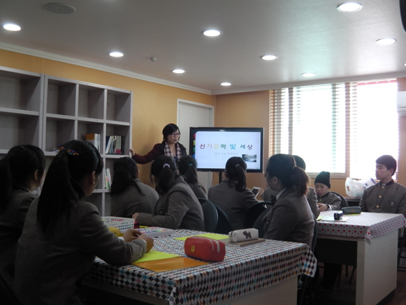 영호남 최초의 탈북 청소년 대안학교인 부산시 강서구 신호동 장대현학교의 도서관에서 17일 학생들이 과학 수업을 받고 있다.