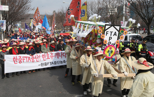 한·중 자유무역협정(FTA) 제10차 협상이 시작된 17일 경기도 고양시 일산문화공원에서 '한중 FTA 중단 농축산 비상대책위원회'가 개최한 '한중 FTA 중단! 한호주·캐나다 FTA 철회! 전국 농축산인 결의대회'에 참가한 농민들이 '한중 FTA 반대' 를 외치며 협상장소인 킨텍스(KINTEX) 를 향해 행진하고 있다. 고양=연합뉴스