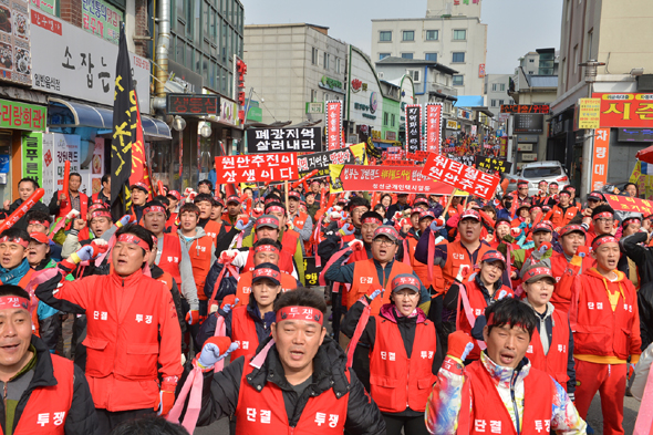  강원 정선지역 주민들이 꾸린 ‘폐광지역 경제회생 및 워터월드 축소 철회를 위한 대책위원회’는 18일 오후 강원 정선군 사북읍 뿌리관 광장에서 주민 2000여명과 결의대회를 열었다. 감사원이 사업타당성 여부에 대한 감사에 나서자 이들은 ‘폐광지역 죽이기’라며 대정부 투쟁을 벌이고 있다. 정선군청 제공