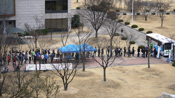 지난해 5월 이후 결핵 환자가 계속 늘고 있는 대전 한국과학기술원(카이스트)에서 19일 시작된 역학조사를 받기 위해 학생·교직원 수십명이 길게 늘어서 있다.