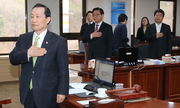 이경재 방송통신위원장(왼쪽)과 홍성규 상임위원(가운데), 양문석 상임위원(오른쪽)이 19일 오전 정부과천청사 방송통신위원회에서 종편 재승인 여부를 의결하기 위한 전체회의에 앞서 국민의례를 하고 있다. 과천/박종식 기자 anaki@hani.co.kr