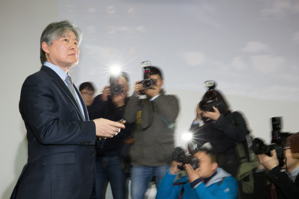 노환규 대한의사협회 회장이 20일 낮 서울 용산구 대한의사협회 회의실에서 ‘제2차 의-정 협의’ 수용 여부와 관련한 찬반투표 결과를 보려고 휴대전화를 확인한 뒤 단상으로 오르고 있다. 신소영 김성광 기자 viator@hani.co.kr