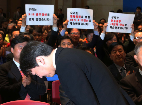 안철수 새정치민주연합 창당준비위 공동위원장이 20일 오후 광주 서구 치평동 김대중컨벤션센터에서 열린 광주시당 창당대회에서 연설을 마친 뒤 인사하는 동안 일부 참석자들이 6·15 공동 선언과 10·4 정상 선언의 정신을 계승하자는 팻말을 들고 있다. 광주/이정우 선임기자 woo@hani.co.kr