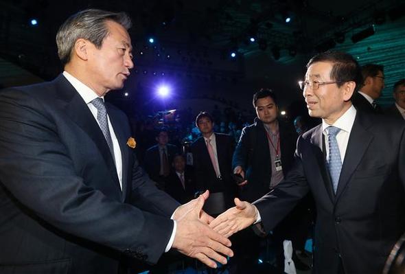 박원순 서울시장(오른쪽)과 정몽준 새누리당 서울시장 예비후보가 21일 오전 서울 중구 을지로 동대문디자인플라자(DDP) 개관식에 참석해 인사를 나누고 있다. 뉴스1