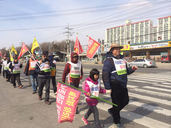  이달 6~12일 충남 서산시에서 정부세종청사까지 가로림만 조력발전소 건설에 반대하는 어민·환경단체들이 120㎞ 도보 대행진을 벌였다. 사진은 지난 8일 도보 대행진에 참여한 이들이 아산시를 지나는 모습. 사진 ‘가로림만 조력댐 백지화를 위한 서산·태안 연대회의’ 제공