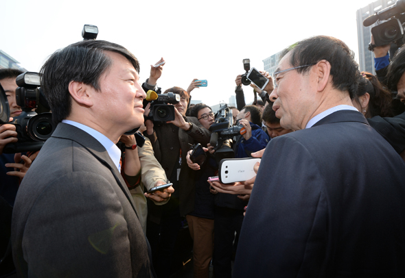 박원순 서울시장(오른쪽)과 안철수 새정치민주연합 공동 창당준비위원장이 23일 오후 서울 광화문광장 보행전용거리에서 열린 2014 광화문 희망나눔장터에서 만나 인사하고 있다. 뉴스1