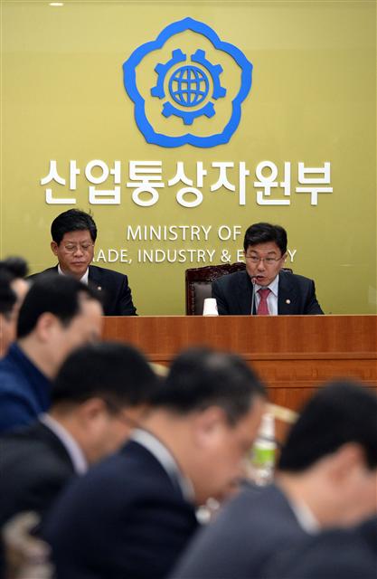 윤상직 산업통상자원부 장관이 24일 정부세종청사 산업통상자원부에서 열린 ‘규제개혁 장관회의 후속조치를 위한 민관 합동 회의’에서 모두발언을 하고 있다. 세종/뉴스1