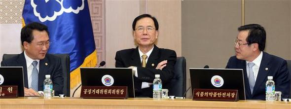 정홍원 국무총리 주재로 25일 오전 정부세종청사에서 열린 영상 국무회의에서 노대래 공정거래위원장(왼쪽)이 회의 시작을 기다리고 있다. 세종/연합뉴스