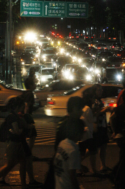 지난 2009년 7월 학원들이 모여 있는 서울 강남구 대치동 네거리의 밤 모습. 그로부터 5년이 지났지만, 지금도 사정은 달라지지 않았다. 강재훈 선임기자 khan@hani.co.kr