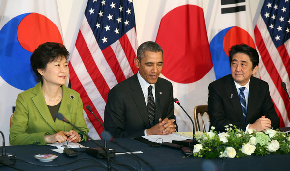 박근혜 대통령, 버락 오바마 미국 대통령, 아베 신조 일본 총리가 참석한 가운데 25일 오후(현지 시각) 네덜란드 헤이그 미 대사관저에서 열린 한·미·일 정상회담에서 오바마 미국 대통령이 인사말을 하는 동안 아베 총리가 박 대통령을 보고 있다. 2014.3.26 / 헤이그=연합뉴스
