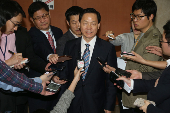 새정치민주연합 경기지사 예비후보인 김상곤 전 교육감이 27일 오전 국회에서 정당의석수에 따른 기호순위제 폐지를 요구한 뒤 기자들의 질문에 답하고 있다. 이정우 선임기자