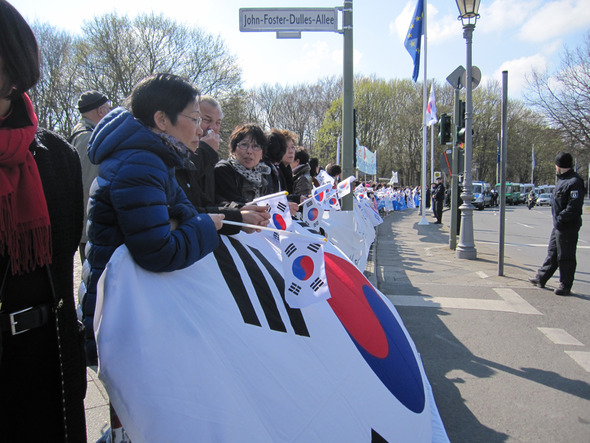 26일 독일대통령 궁 앞에서 박근혜 대통령 환영 인파가 태극기를 흔들고 있다.