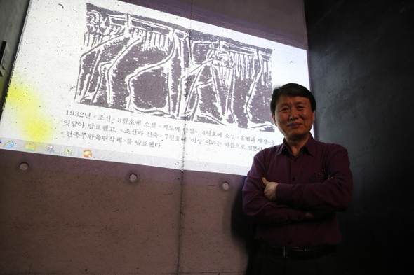 지난 26일 낮 서울 종로구 통인동 ‘이상의집’에서 만난 권영민 교수는 “이상이 그토록 애정을 지니고 있었던 <오감도> 15호 이후 작품을 제목을 바꾸어 발표한 것이 <역단>과 <위독> 두 연작”이라고 말했다. 
 김태형 기자 <A href="mailto:xogud555@hani.co.kr">xogud555@hani.co.kr</A>