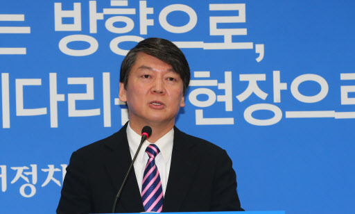 안철수 새정치민주연합 공동대표가 30일 오전 국회 대표실에서 기자회견을 열고 “저는 오늘 박근혜대통령과 새누리당에 기초선거 무공천 약속이행을 다시 한 번 강력히 촉구합니다”라고 말하고 있다.  (서울=연합뉴스)