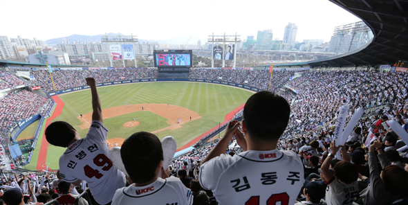 프로야구가 돌아왔다. 30일 서울 잠실구장에서 열린 엘지와 두산의 경기를 찾은 야구팬들이 뜨거운 응원 열기를 내뿜고 있다. 잠실은 개막전이 벌어진 전날에 이어 이틀 연속 만원 관중이 들어찼다. 김태형 기자 xogud555@hani.co.kr