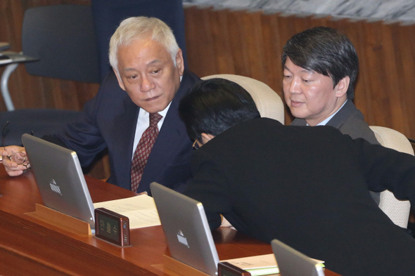 안철수 새정치민주연합 공동대표(오른쪽)가 1일 오전 국회 본회의에서 신당 창당 이후 김한길 대표 자리 옆으로 옮겨진 의석에 앉아 전병헌 원내대표의 이야기를 듣고 있다.  이정우 선임기자