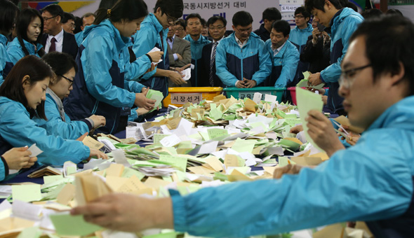 3일 오후 경기도 수원시 수원체육관에서 경기도선거관리위원회가 주최한 6·4 지방선거 대비 사전 투표와 개표 시연회가 열려 선관위 직원들이 투표용지 분류작업을 하고 있다. 수원/연합뉴스