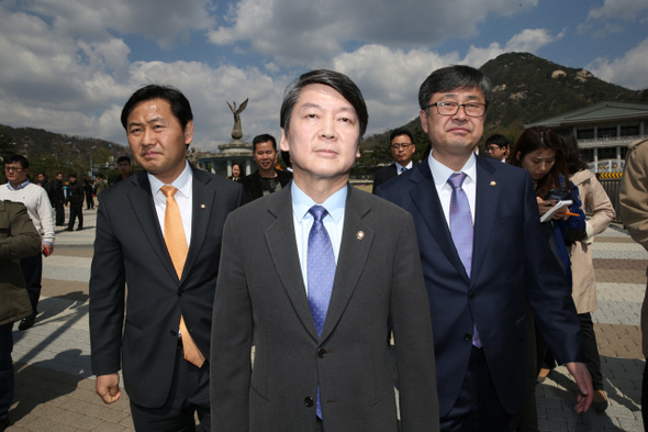 안철수 새정치민주연합 공동대표가 4일 오전 박근혜 대통령에게 면담을 요청하기 위해 청와대 면회실로 향하고 있다. 안 공동대표는 이날 박 대통령에게 면담을 요청하기 앞서 청와대 앞에서 기자들과 만나 “4월7일까지 박근혜 대통령의 답변을 기대하겠다”고 밝혔다. 류우종 기자 wjryu@hani.co.kr