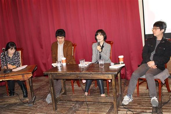 3일 저녁 서울 마포구 상수동 이리 카페에서 열린 소설 <내 이름은 술래> 낭독회에서 작가 김선재가 발언하고 있다. 맨 오른쪽은 소설가 백가흠이고 맨 왼쪽은 소설가 황현진, 왼쪽 둘째는 시인 서효인이다.