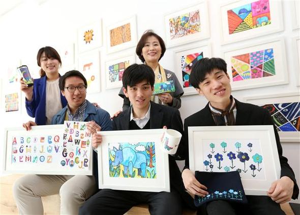 7일 오전 서울 강남구 현대백화점 무역센터점 안 갤러리에이치(H)에서 ‘자폐인 디자이너 상품 전시회’가 열려 자폐 장애인 디자이너와 선생님들이 디자인 작품과 상품을 선보이고 있다. 오는 15일까지 진행되는 이번 전시회는 자폐 장애인이 가진 특별한 능력을 세상에 알리고 장애인의 창의적인 일자리 창출 및 아이디어를 제공하기 위해 열렸다. 뉴스1